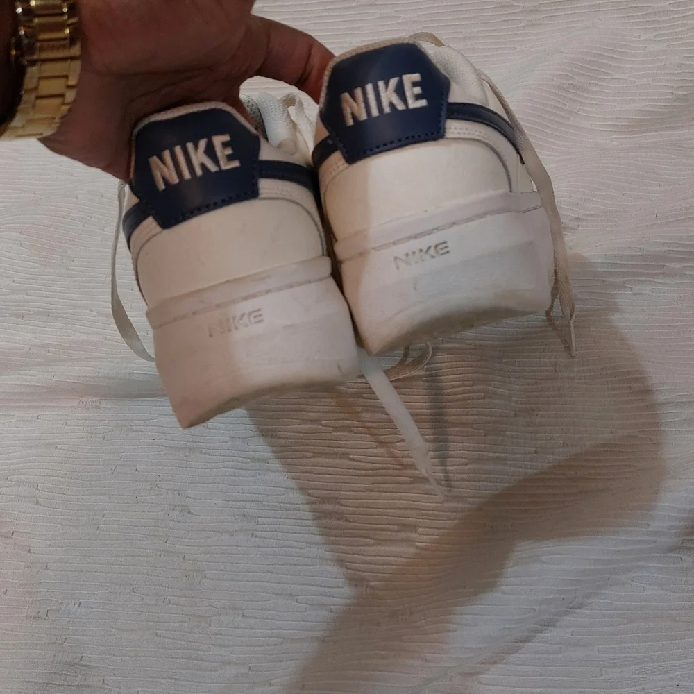 Nike Women's Sneakers in Cream and Navy - Picture 13 of 16